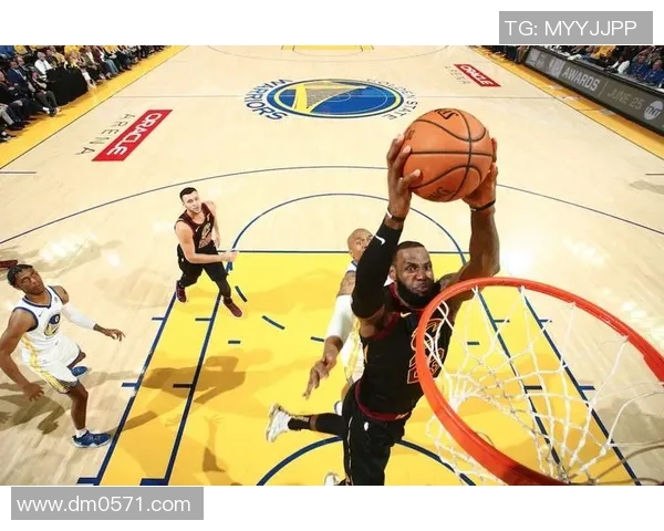 詹姆斯与足球明星们的精彩互动瞬间全景展示